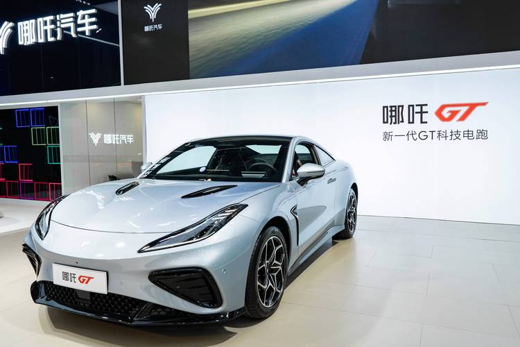 广州106哪吒汽车在智能汽车领域的表现，领途汽车在新能源汽车市场中的影响力